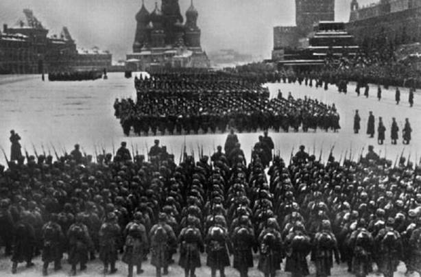 Красная площадь в день парада. 7 ноября 1941 г