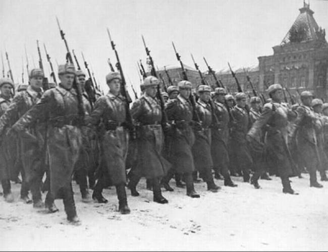 С парада на фронт. 7 ноября 1941 г
