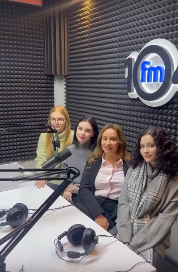 Руководитель пресс-центра Стрижак Марина Сергеевна и представители центра стали гостями вечернего шоу «Коннект» на FM104