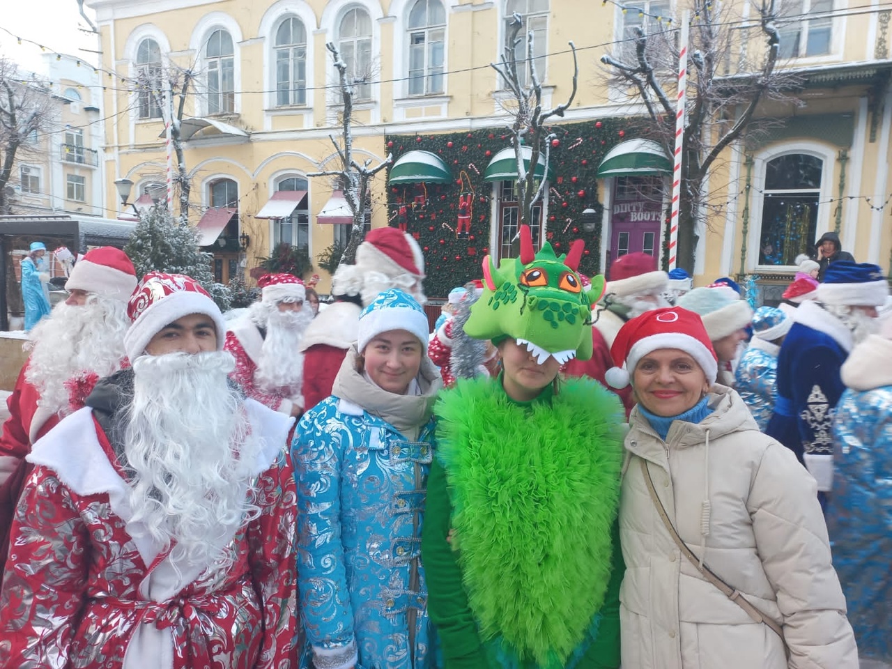 Новогоднее шествие Дедов Морозов и Снегурочек!
