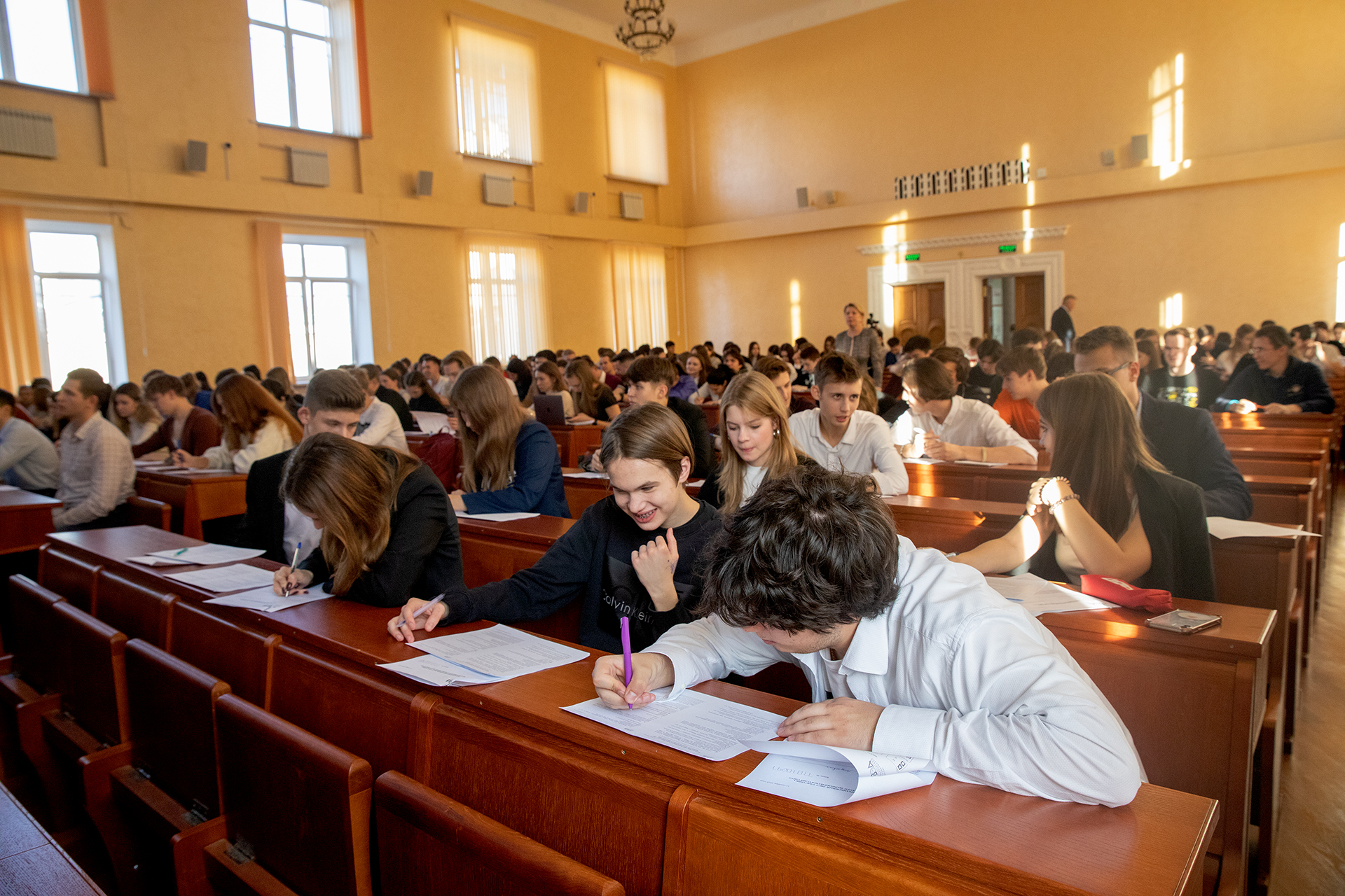 Студенты Финансового университета приняли участие в VI ежегодном Всероссийском экономическом диктанте