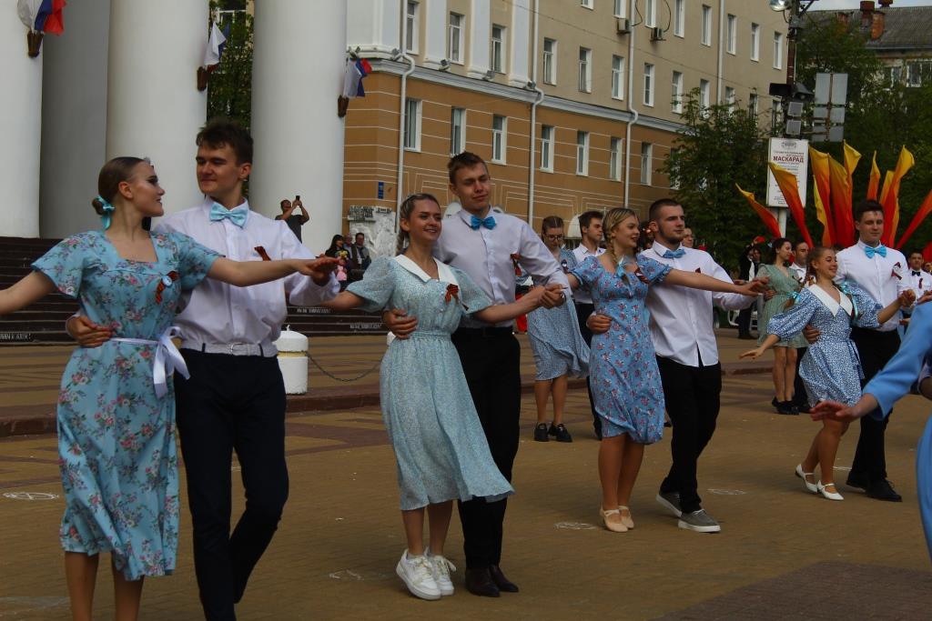 Студенты Калужского филиала Финуниверситета станцевали «Вальс Победы»