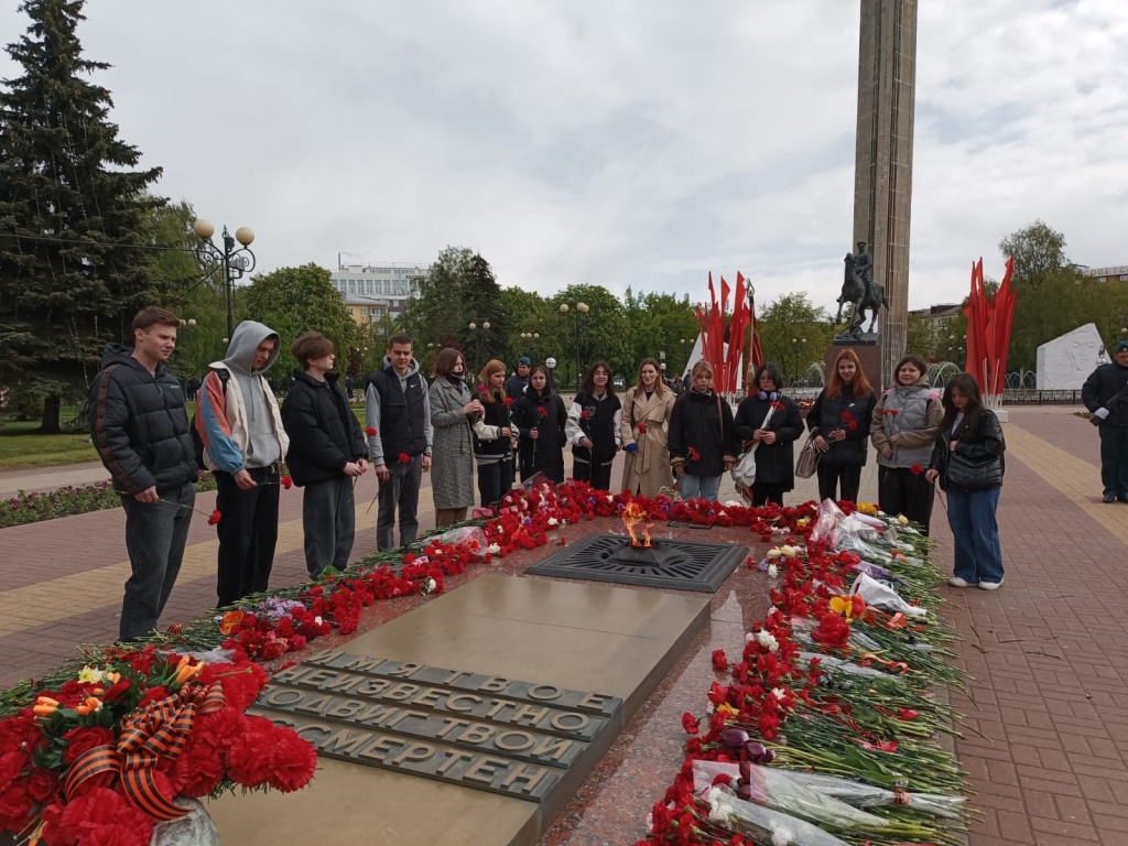 Возложение цветов к Вечному огню на Площади Победы