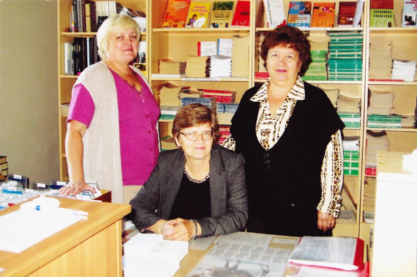 Коллектив библиотеки: Е. В. Сафонова (абонемент), В. Ф. Пономарева (зав. библиотекой), И. К. Пономарева (читальный зал), конец 2000-х гг.