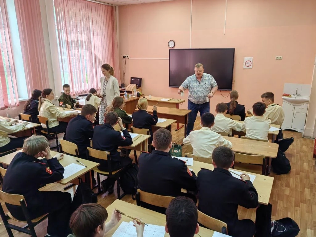 Учащиеся кадетского класса школы 1173 впервые попробовали написать иероглиф кисточкой