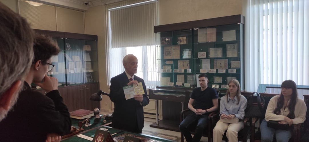 80-летие Победы в Великой Отечественной войне: преподаватели и студенты кафедры политологии посетили выставку-семинар в музее Финуниверситета