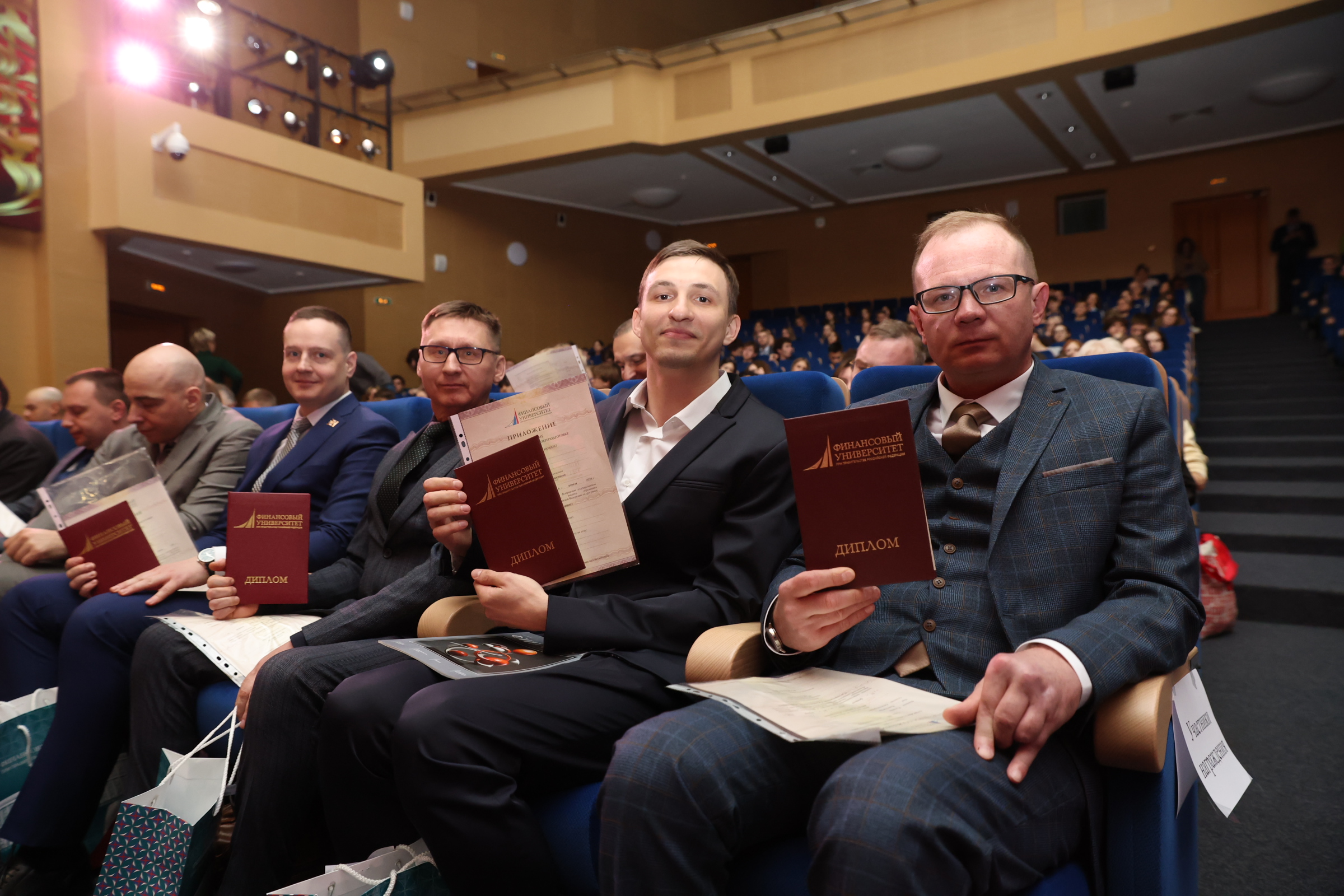  В Финансовом университете состоялось торжественное вручение дипломов выпускникам программ профессиональной переподготовки — участникам и ветеранам СВО