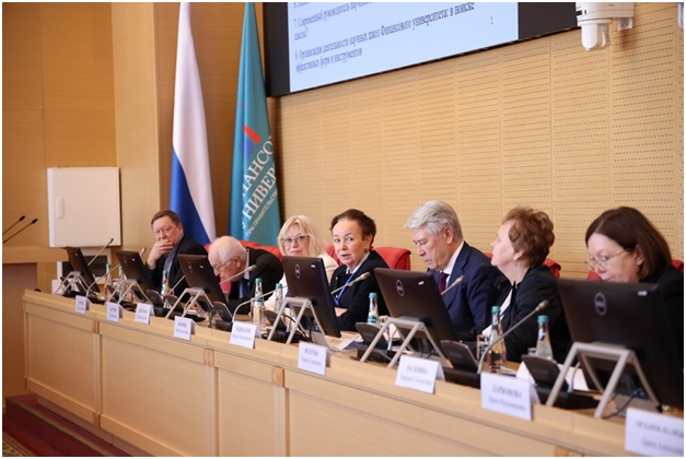 В рамках Всероссийского форума научных школ состоялось междисциплинарное секционное мероприятие «Эволюция финансовых научных школ: от классического содержания теории финансов к современному ее прочтению»