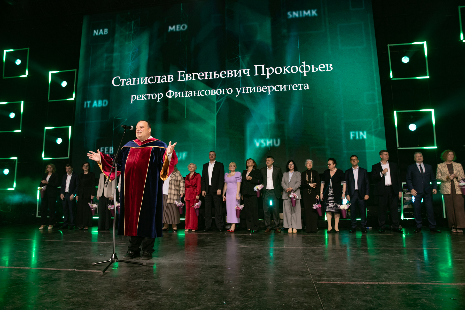 Тысячи историй успеха. Выпускники Финансового университета отпраздновали окончание студенчества в VK Stadium 