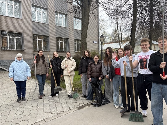 Cтуденты дружно вышли на субботник!
