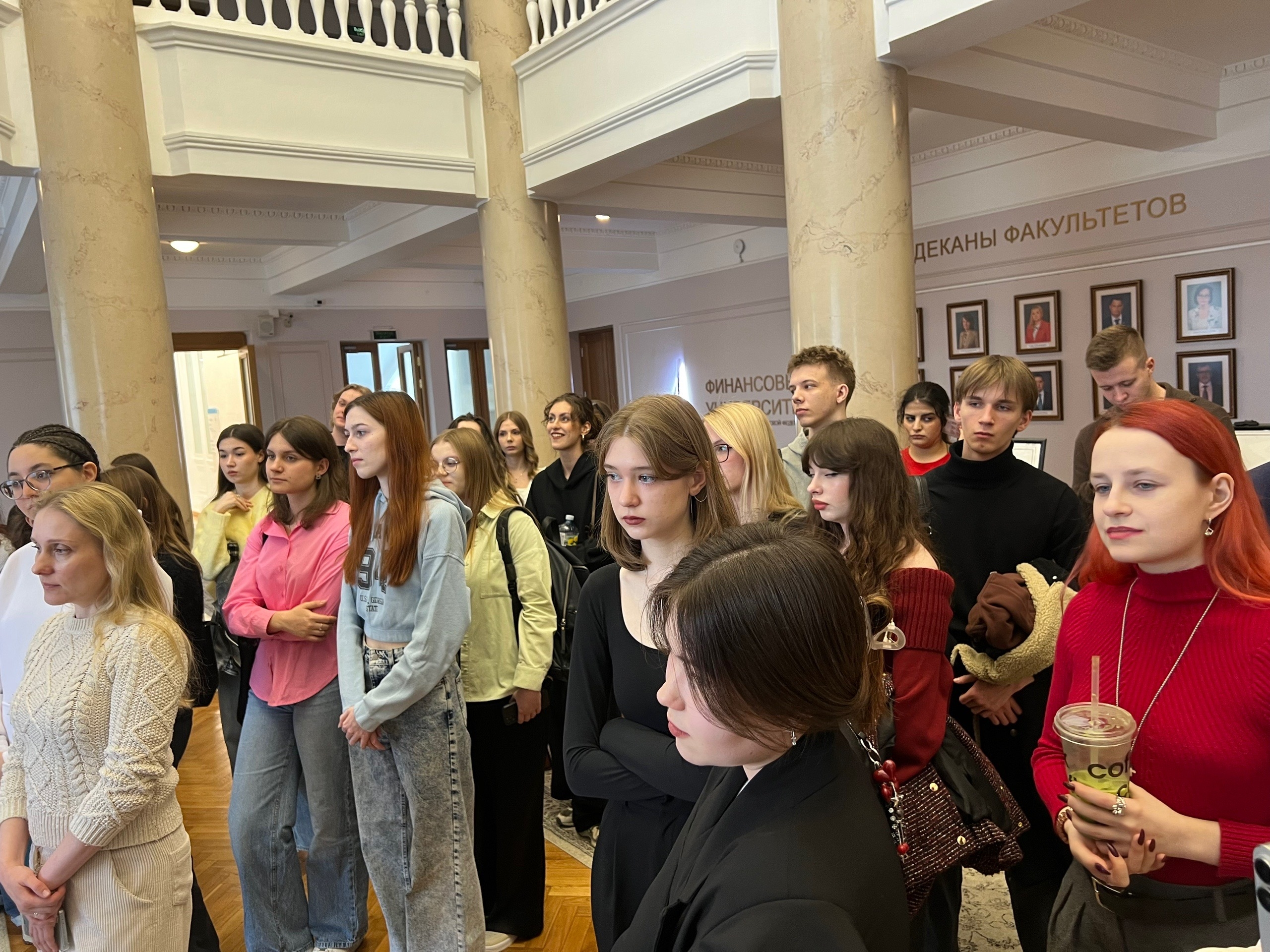 Красота и сила духа: студенты Факультета СНиМК посетили открытие выставки «Калистения» в Финансовом университете