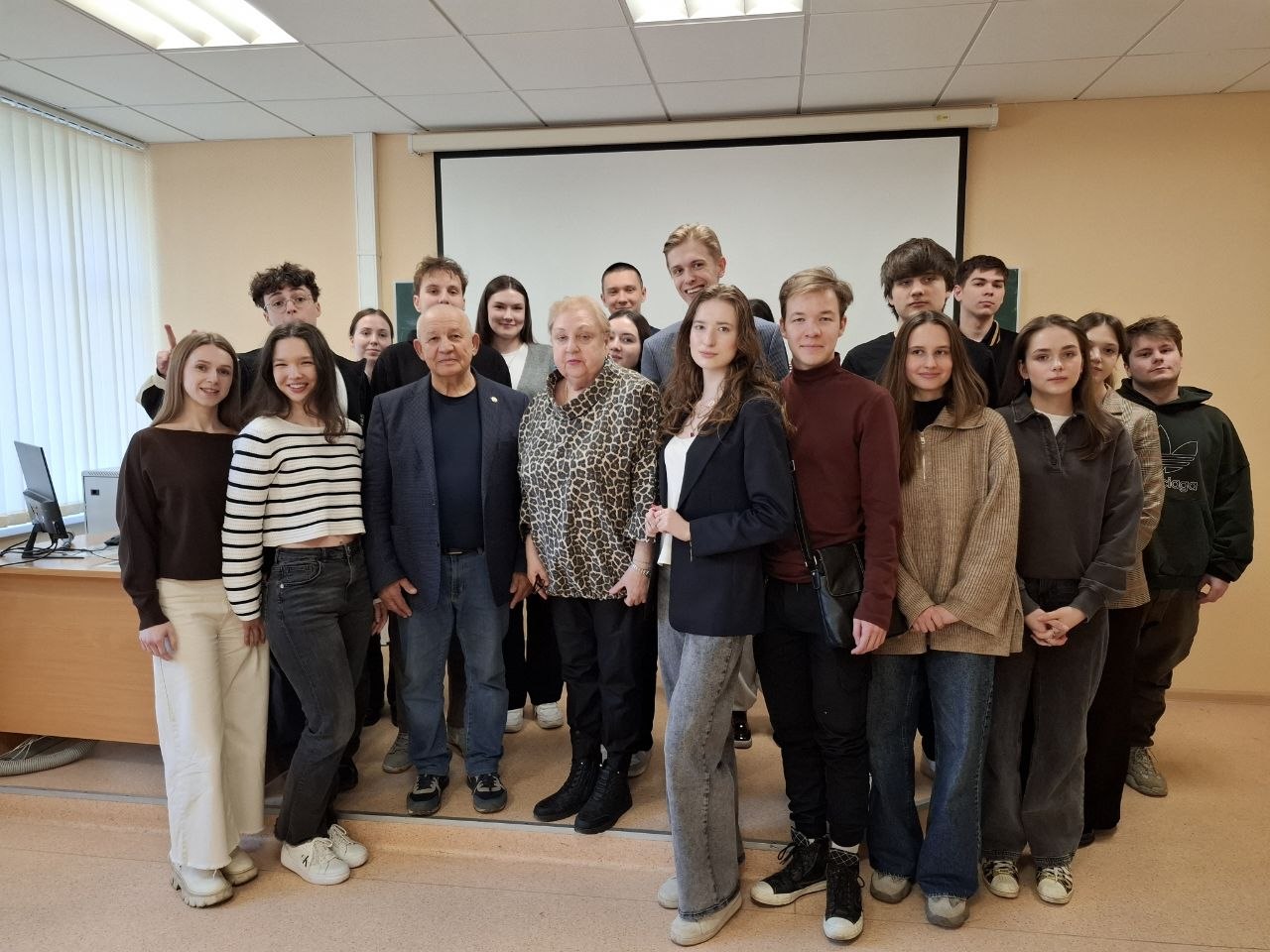 Активисты кружка « Территория регионального развития» приняли участие в проведении круглого стола на тему « Особенности управления в городах федерального значения ( на примере города Москвы )