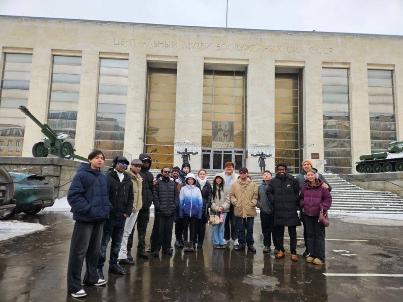Экскурсия для иностранных студентов в Центральный музей Вооружённых Сил