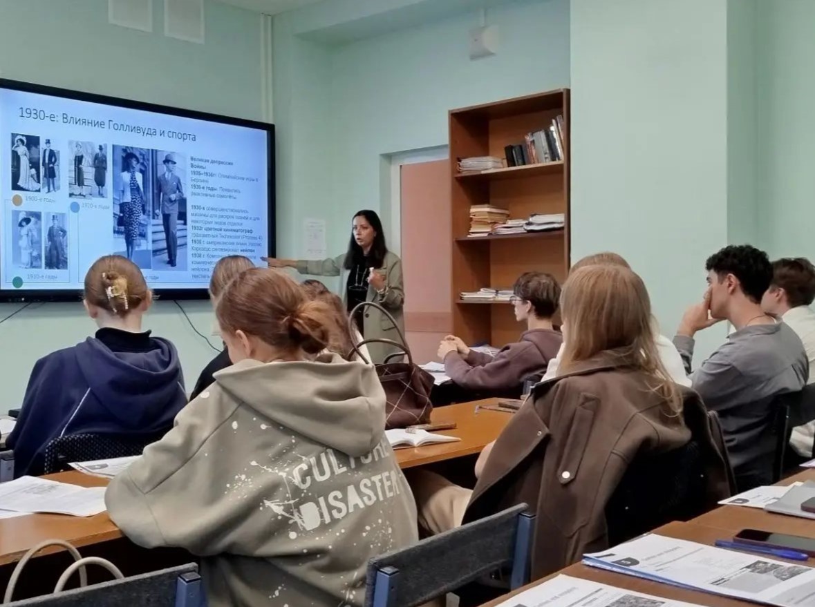 От теории к практике: студенты погрузились в историю моды вместе с экспертом