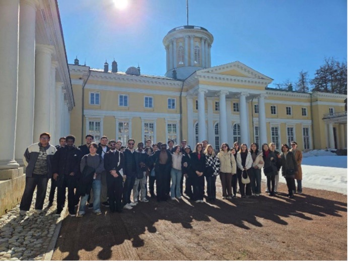 Экскурсия в Архангельское укрепляет любовь к России