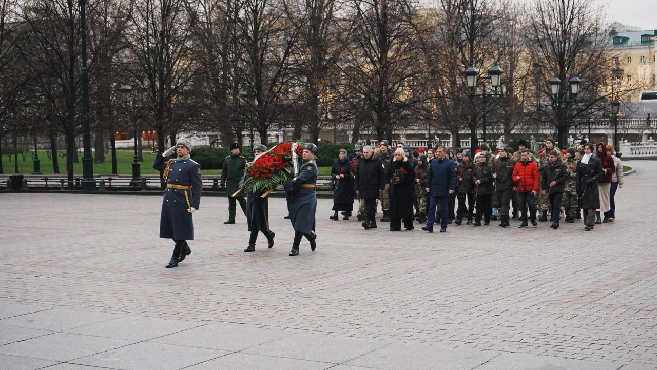 Поисковики Финансового университета возложили цветы к Могиле Неизвестного Солдата 