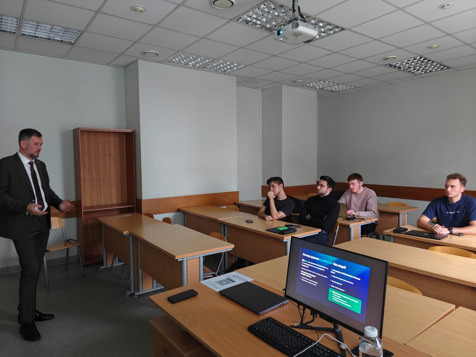 22 ноября 2025 г. в Финансовом университете состоялся Мастер-класс на тему «Стоимость обеспечения производственной безопасности: управление рисками в строительных мегапроектах»