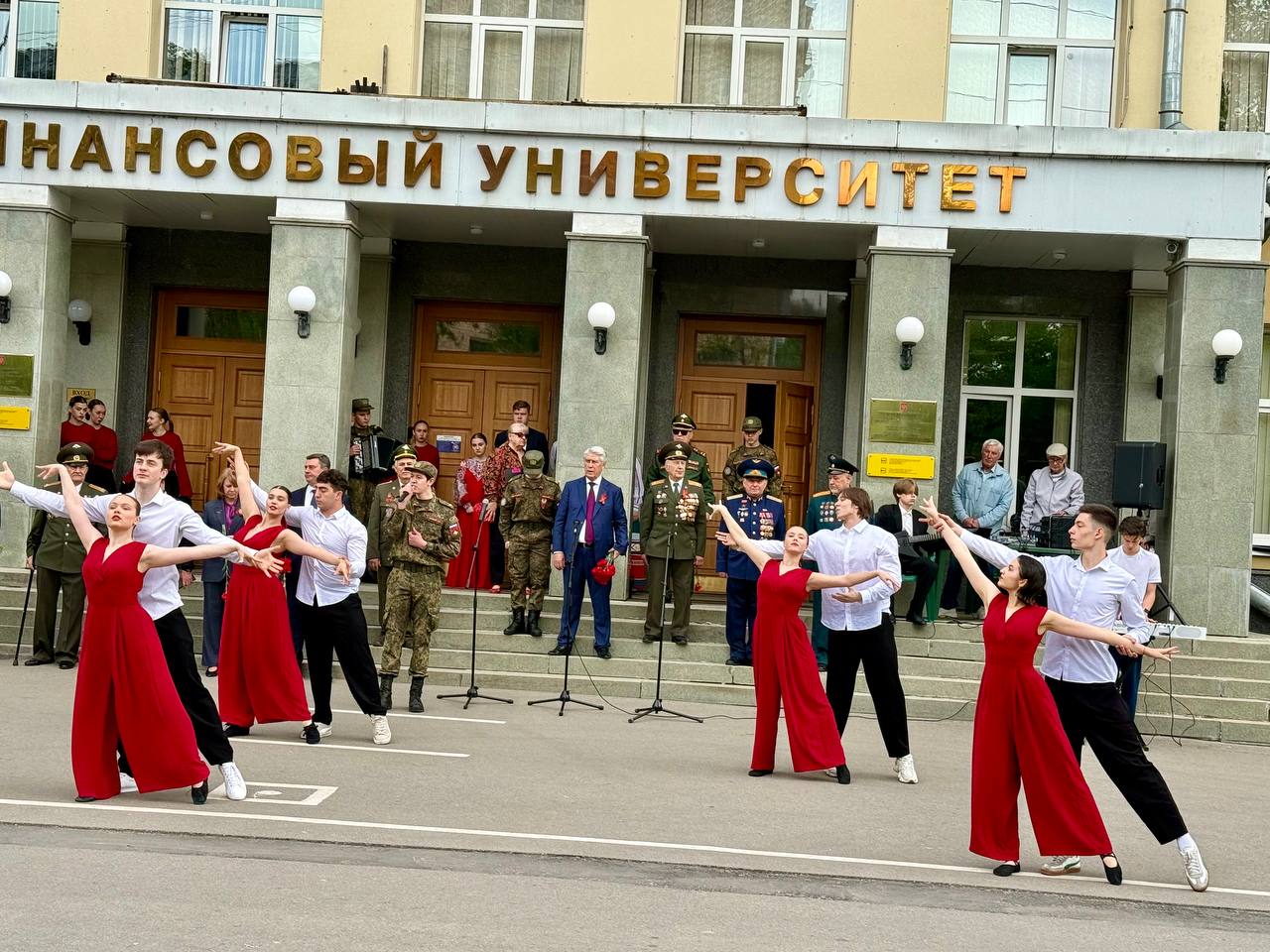Вокально-инструментальный ансамбль «Ритм» и хореографический группы «Инфинити» выступили на торжественном мероприятии, посвящённом 81-й годовщине Победы в Великой Отечественной войне.