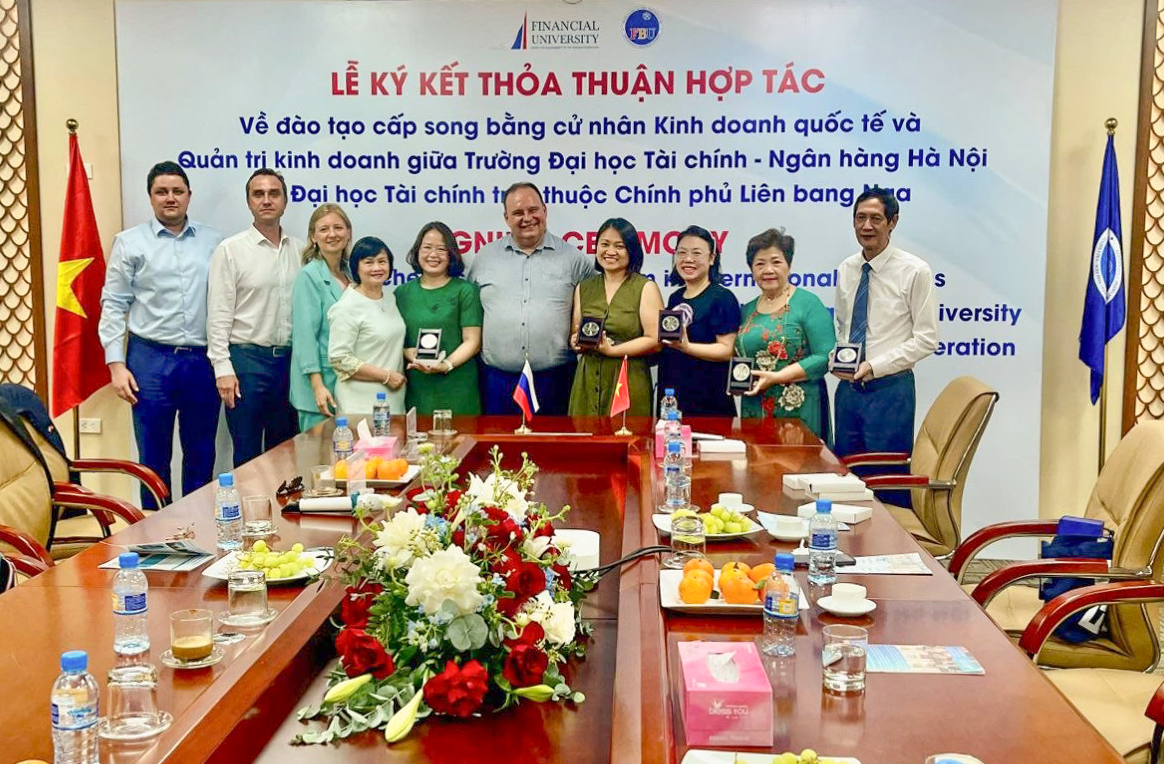 Станислав Прокофьев встретился с выпускниками Финансового университета во Вьетнаме