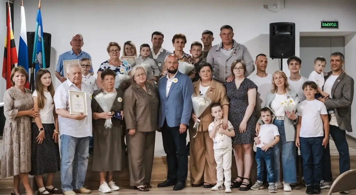 Семья сотрудницы Курского филиала Финуниверситета Людмилы Юрьевны Макаевой получила нагрудный знак «За заслуги в воспитании детей»