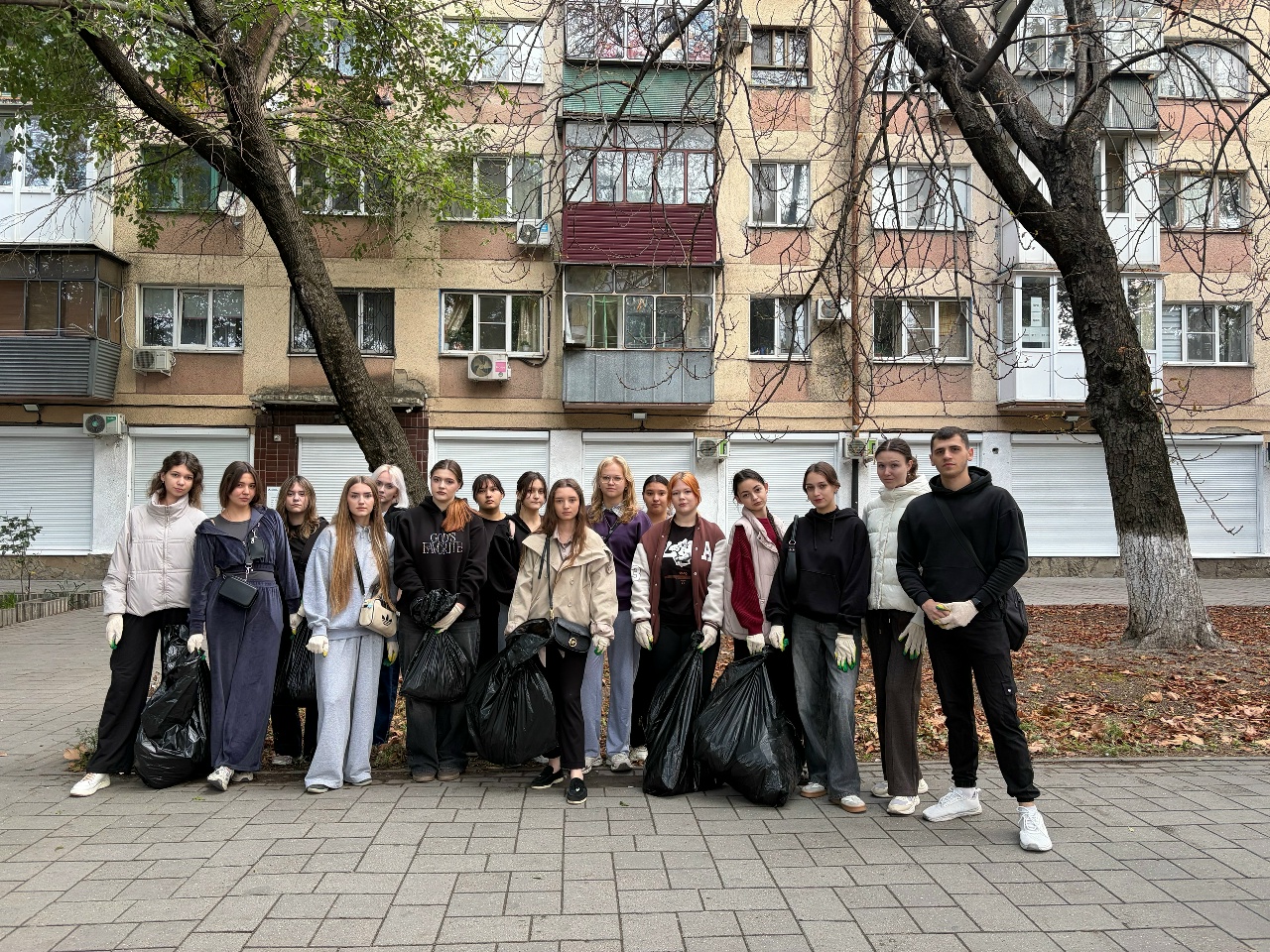 Участие волонтеров в городском субботнике