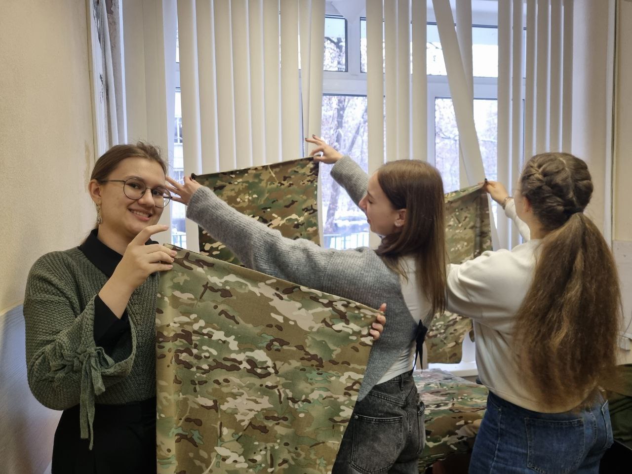 Преподаватели и студенты кафедры ГМУ посетили швейный цех и оказали помощь в изготовлении изделий для участников СВО