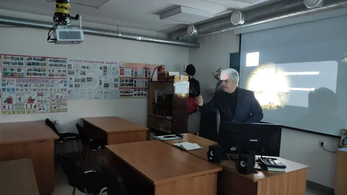 Восьмиклассники школы №4 Челябинска побывали в криминалистической лаборатории Уральского филиала ФинУниверситета