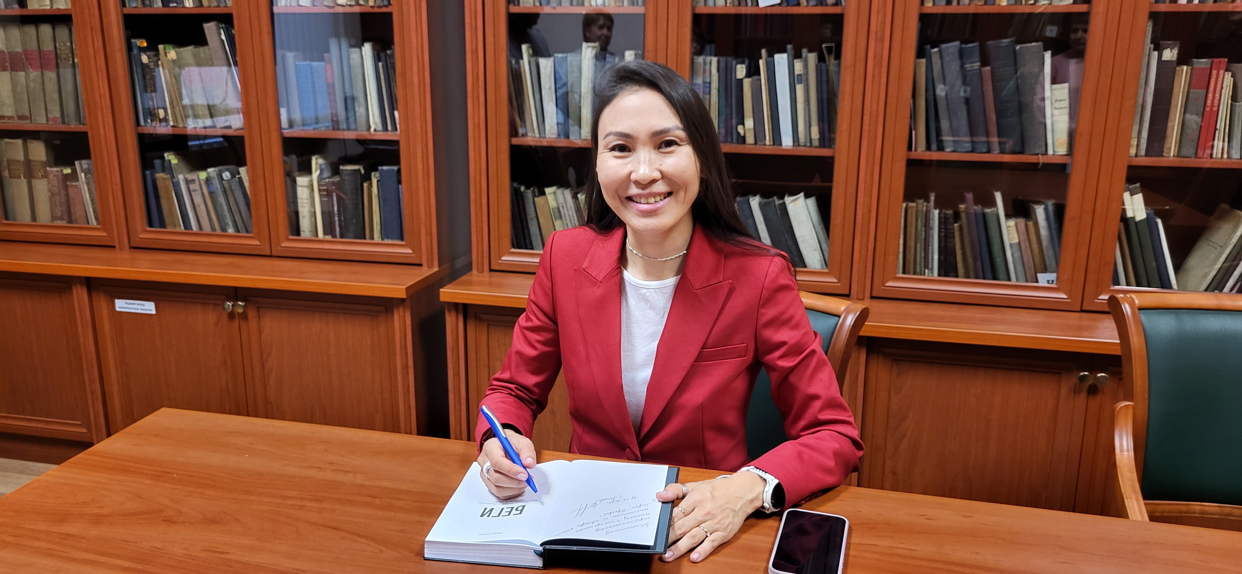 Передача книги М.И. Троевой в библиотеку