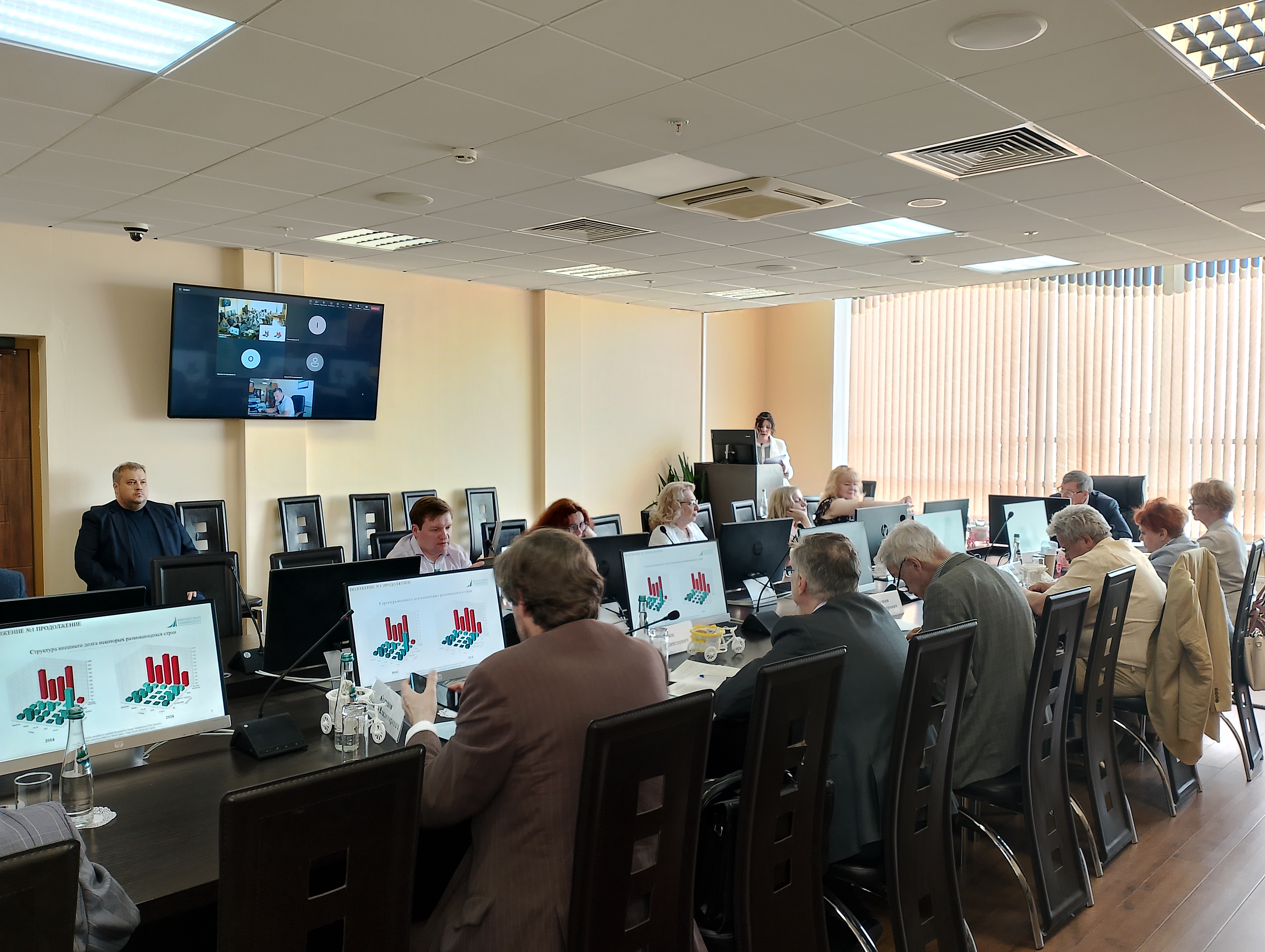 Синдарова Ганджина Шамильевна защитила диссертацию на тему Трансформация роли доллара США в современной мировой валютно-финансовой системе