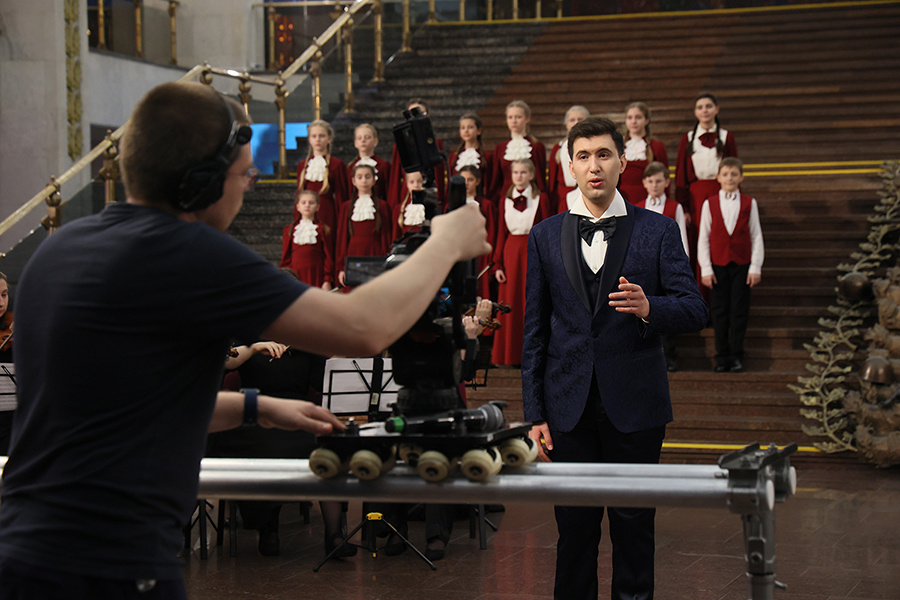 Студент Финансового университета принял участие в создании памятного видеоклипа на песню «Нежность» 