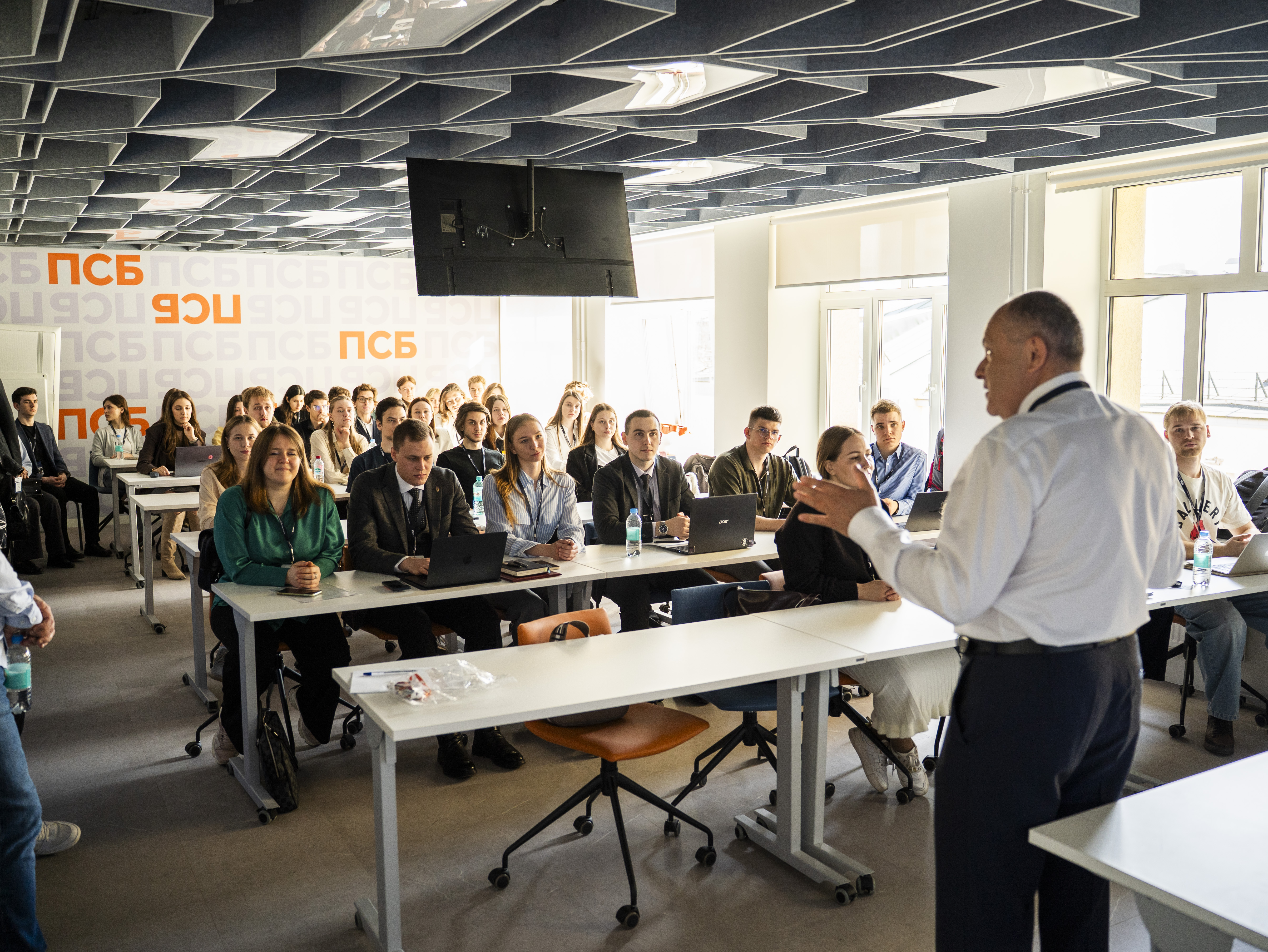 В пространстве Банка ПСБ Факультета «Высшая школа управления» прошла студенческая игра-симулятор «Внутренний аудитор банка 2026»