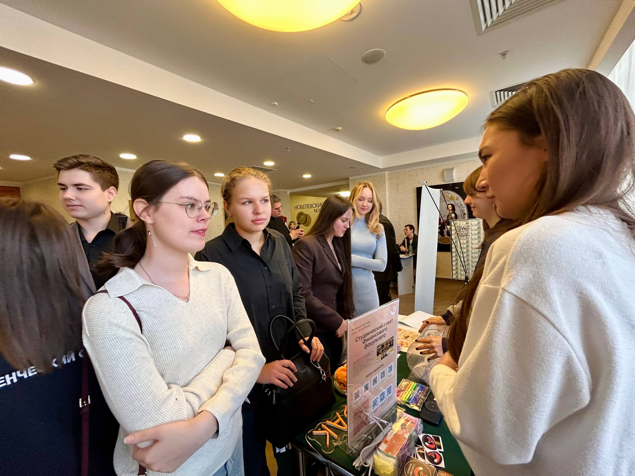Один день в университете: Финансовый факультет на Дне открытых дверей Финансового университета