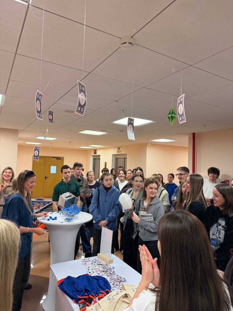 Сладкая вата, настольный футбол и стажировки: как прошёл День открытых дверей Факультета «Высшая школа управления»