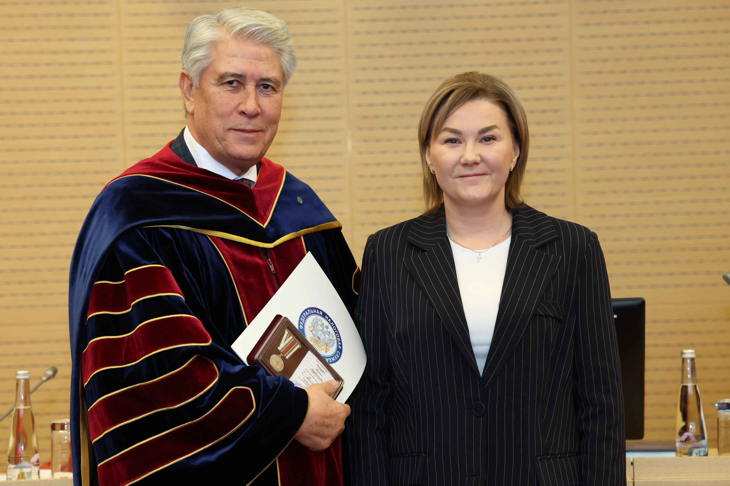 Сотрудники Финансового университета удостоены юбилейных медалей ФНС России