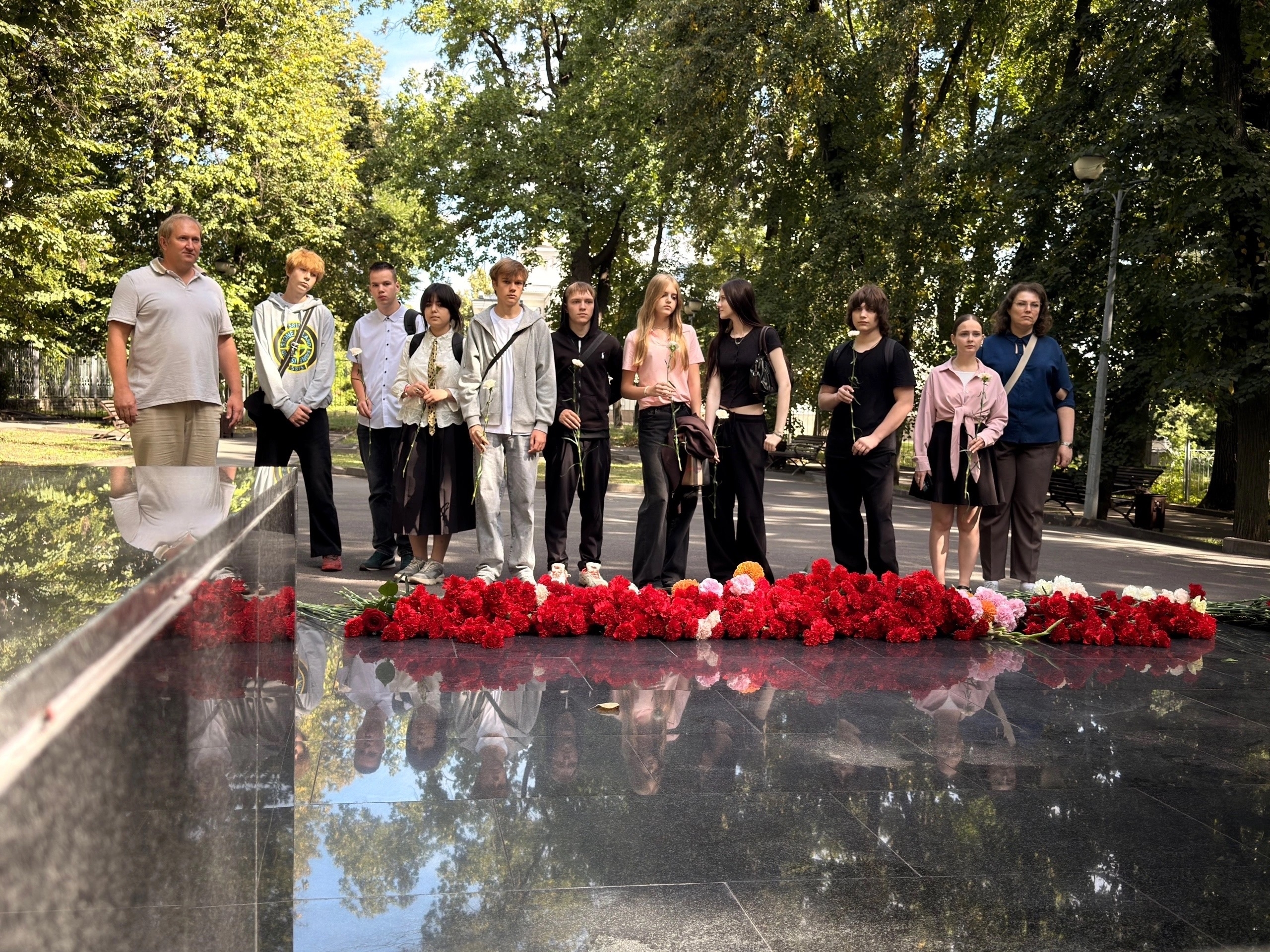 Студенты и преподаватели Липецкого филиала Финуниверситета почтили память жертв бесланской трагедии.