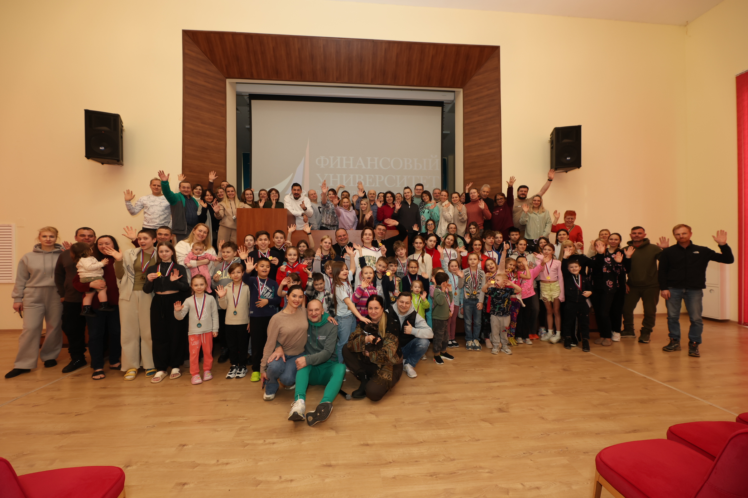 «Семья и работа — вместе к успеху!»: Финуниверситет собрал сотрудников на зимний семейный праздник