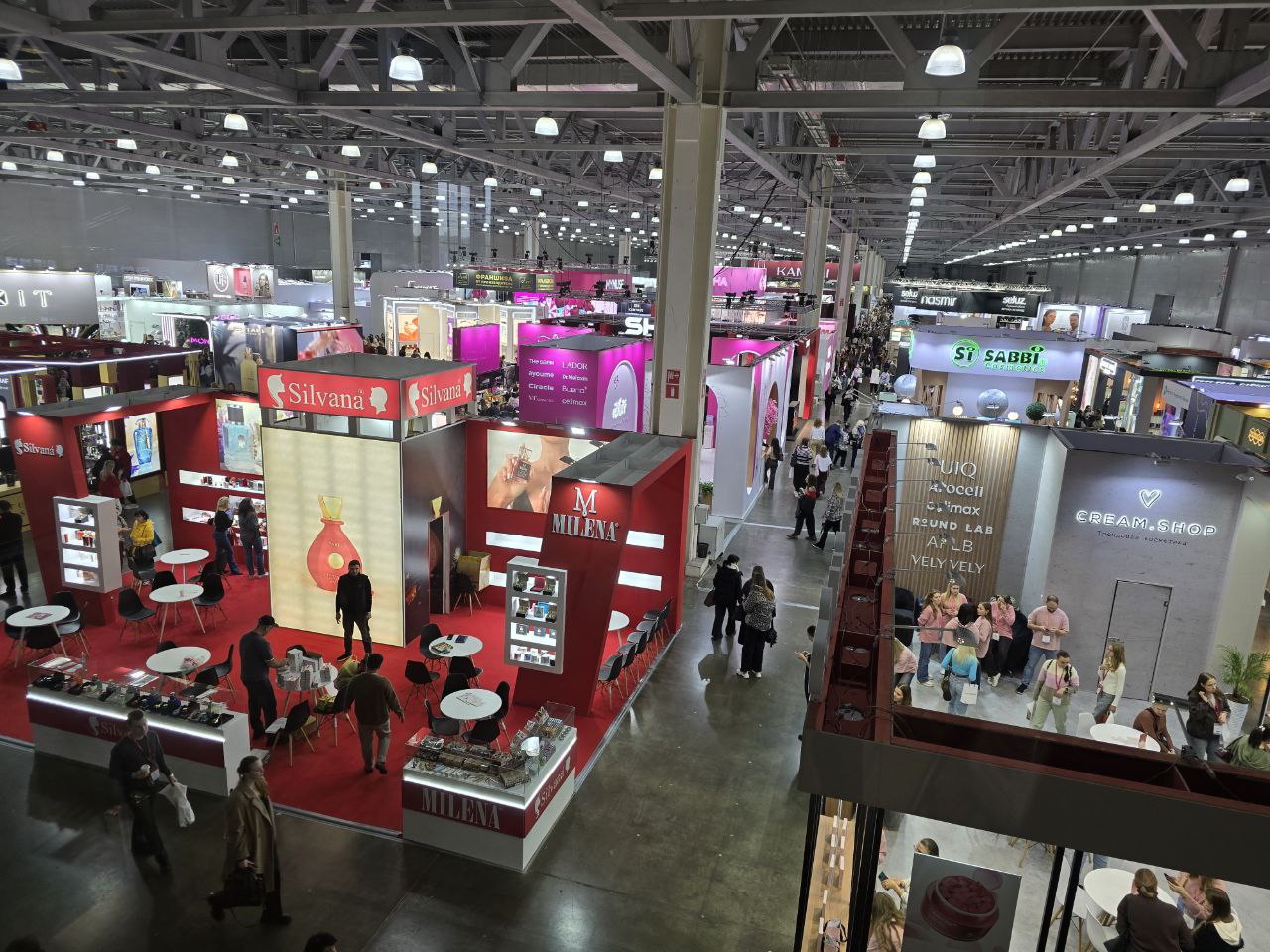 18 октября 2025 года студенты и преподаватели Кафедры отраслевых рынков посетили 33-ю Международную выставку InterCHARM-2025 (Creative week)