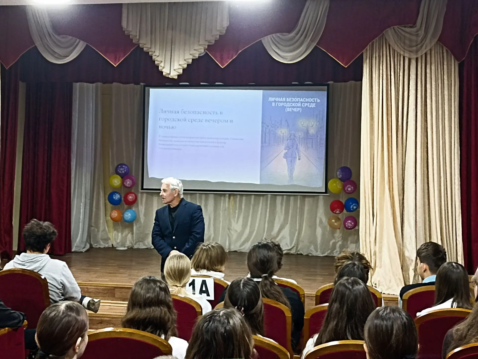 Старший преподаватель кафедры Александр Геннадьевич встретился с учениками 9 классов школы №107