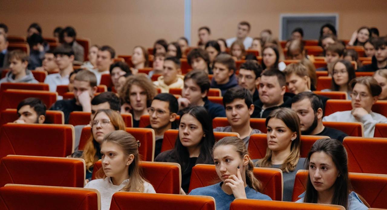 Факультет «Высшая школа управления» совместно с факультетом налогов, аудита и бизнес-анализа провёл кинопоказ фильма «Неразгаданный Байкал»