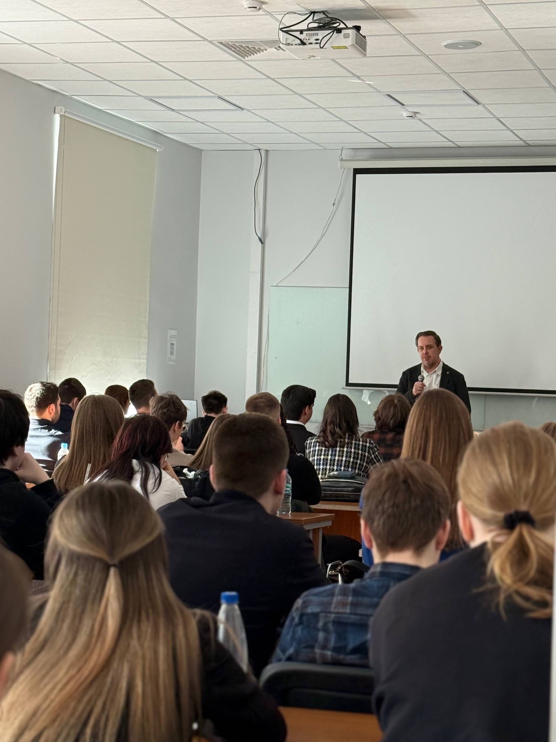 Политологи ФСНиМК обсудили актуальную геополитическую повестку и профессиональные перспективы с Александром Асафовым