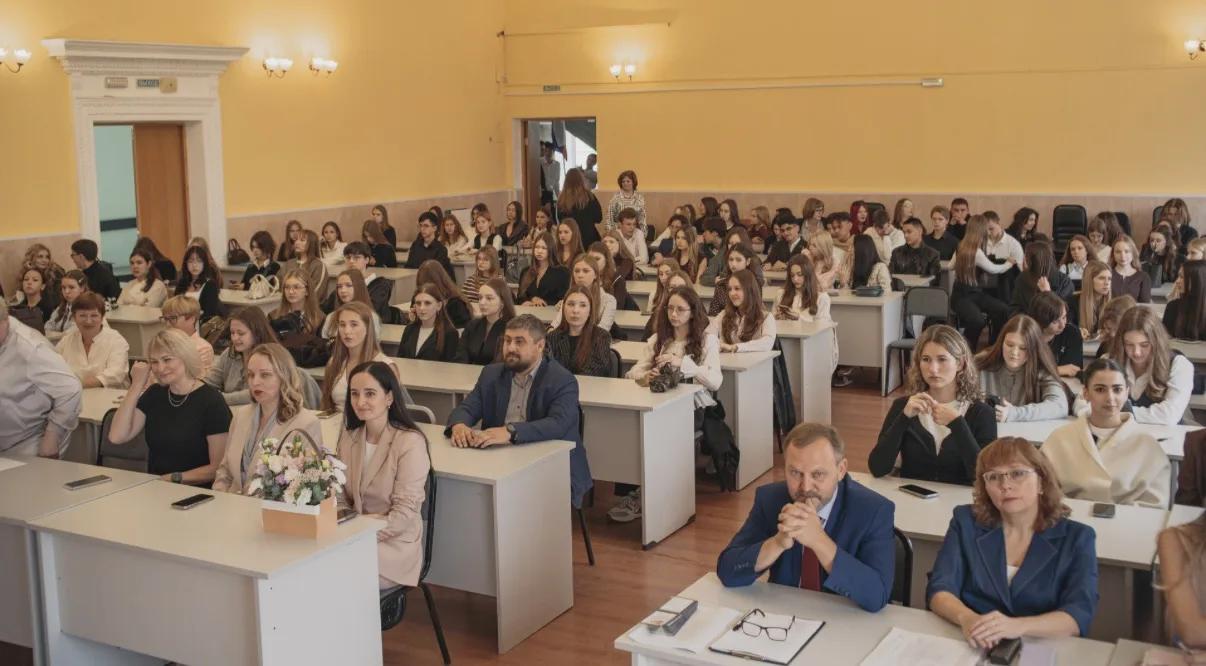 В Омском филиале Финуниверситета прошло торжественное мероприятие, посвящённое Дню знаний