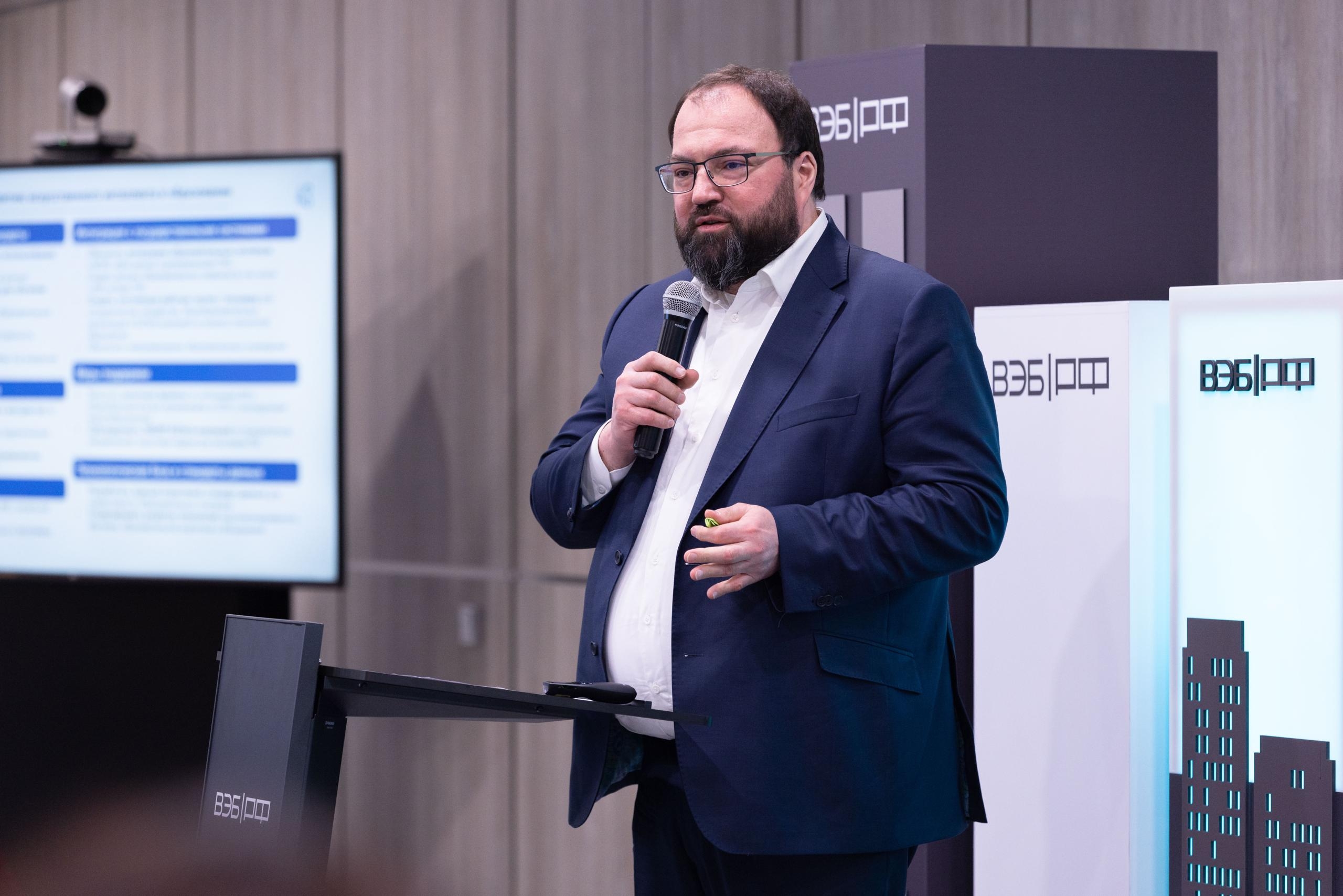 Минпросвещения, Минцифры и АСИ обсудили внедрение искусственного интеллекта в образование