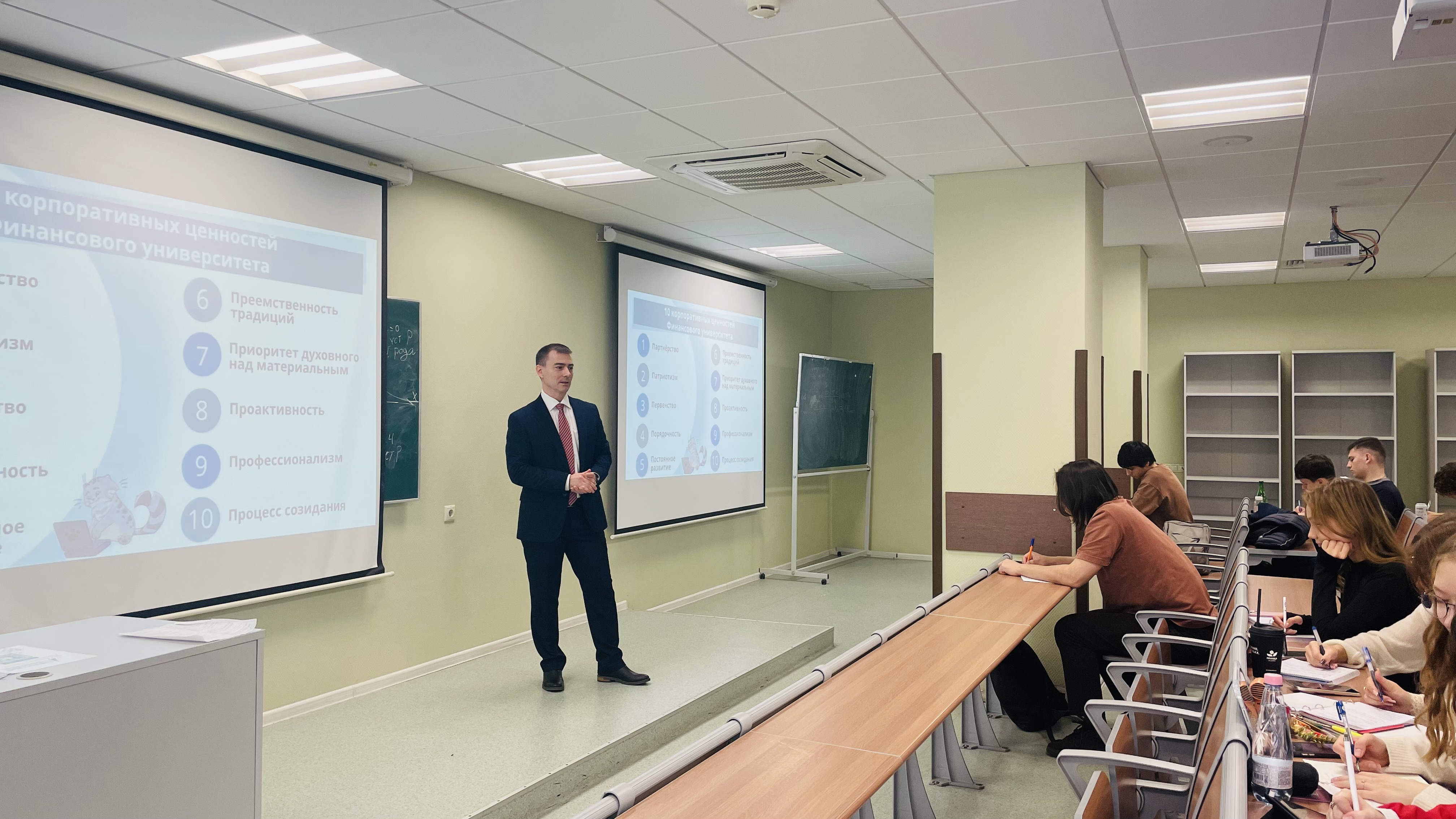 Первокурсники знакомятся с ценностями Финансового университета