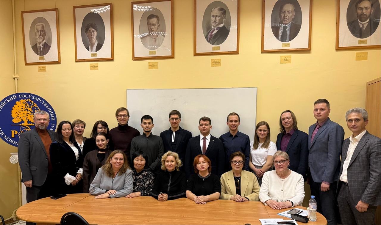 Преподаватели и молодые исследователи Финансового университета приняли участие в круглом столе по проблемам устойчивого развития российской экономики