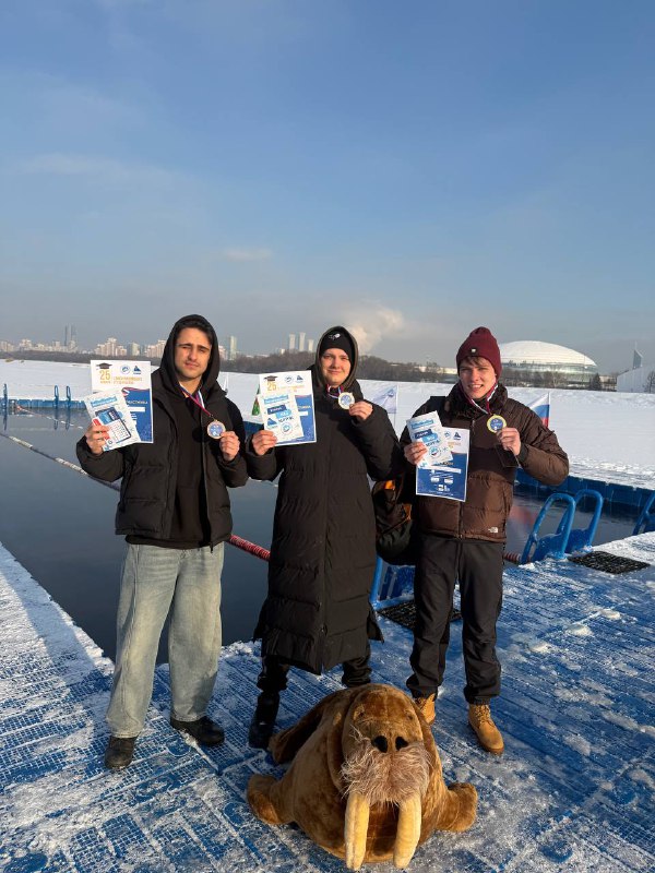 Студенты Финансового университета победители и призеры соревнований по зимнему плаванию