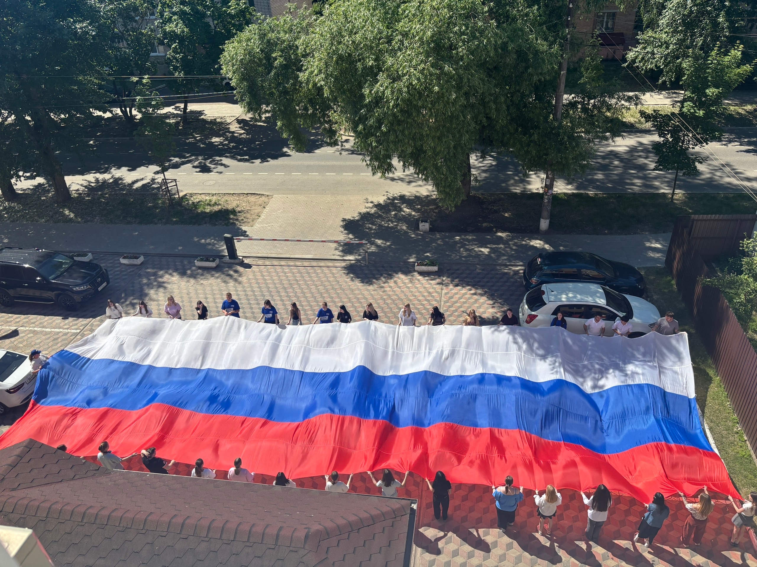 Патриотический флешмоб ко Дню России прошел в Финуниверситете г. Калуга