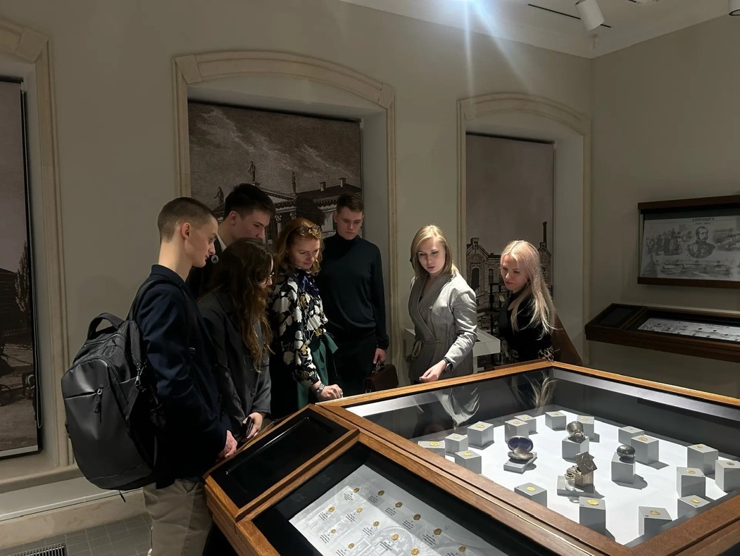 Связь времен на ладони: студенты Факультета экономики и бизнеса посетили Музей Международного нумизматического клуба 