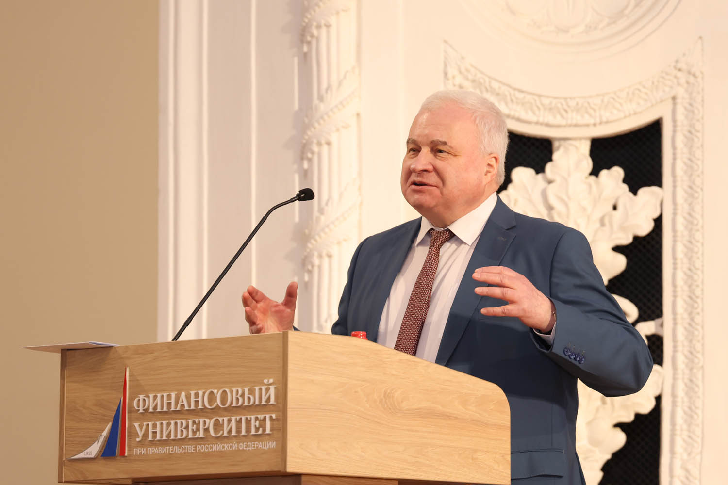 Разговор с умным человеком заменяет книгу: Андрей Денисов прочитал лекцию студентам Финансового университета