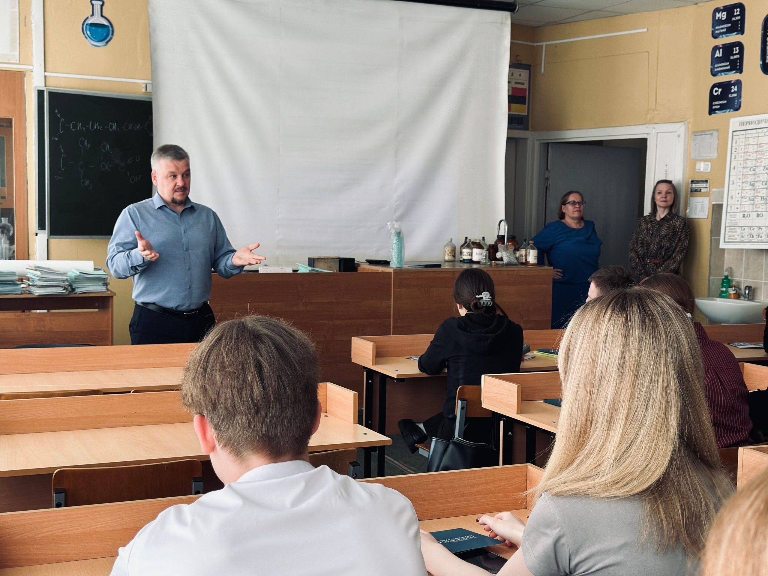 Финансовая грамотность в действии: студенты и преподаватели Финуниверситета (кампус г.Ярославль) провели интерактивные занятия для школьников