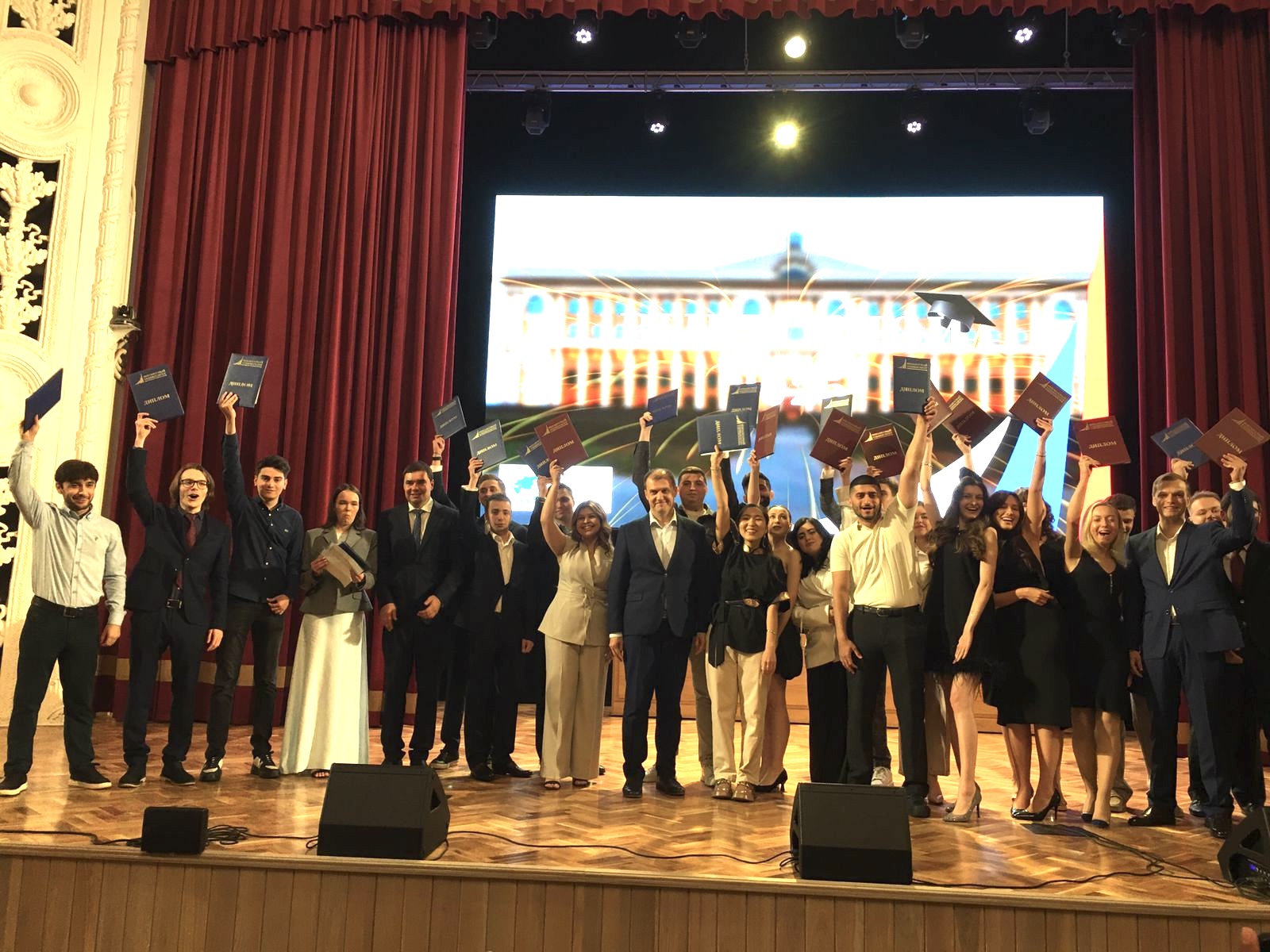 Торжественное вручение дипломов выпускникам Факультета международных экономических отношений